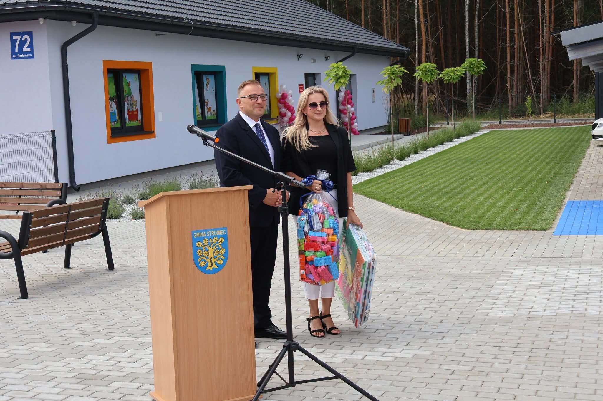 Upominki dla żłobka przed budynkiem placówki: zestaw kolorowych klocków i układanek